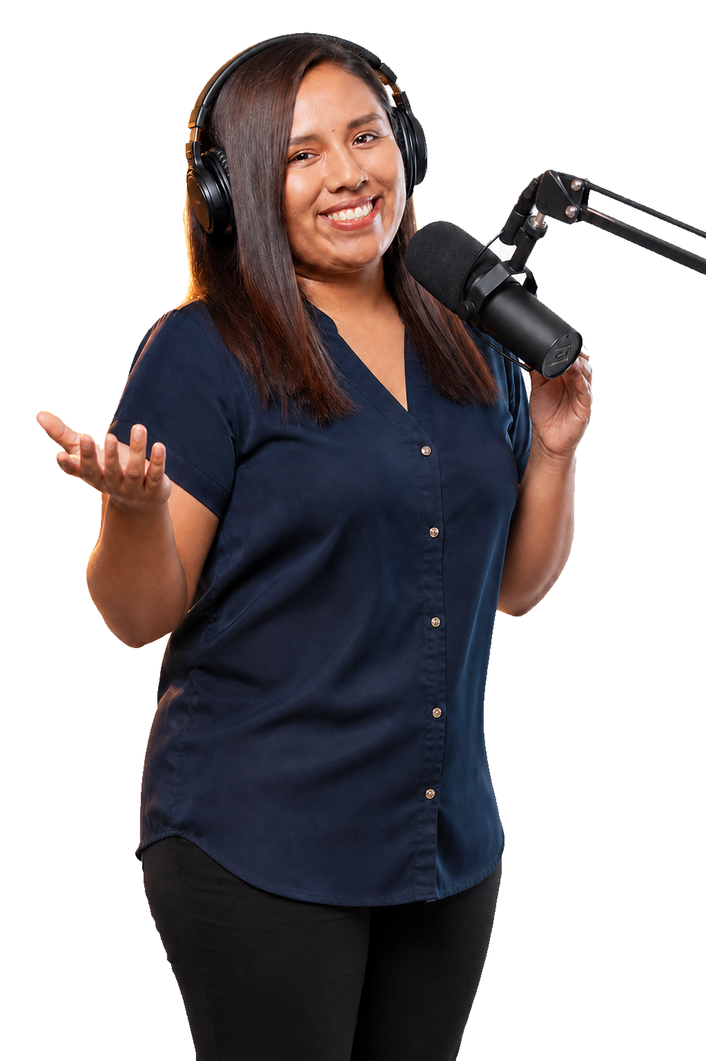 Locutora del equipo de Radio Nuevo Tiempo con micrófono y audífonos